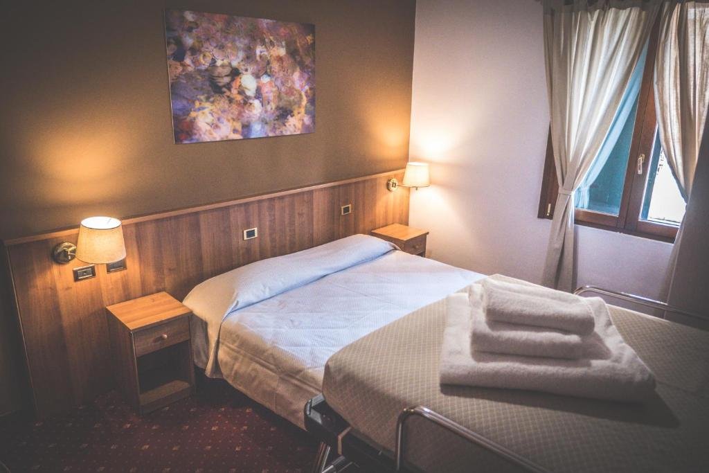 Villanova Hotel room 2