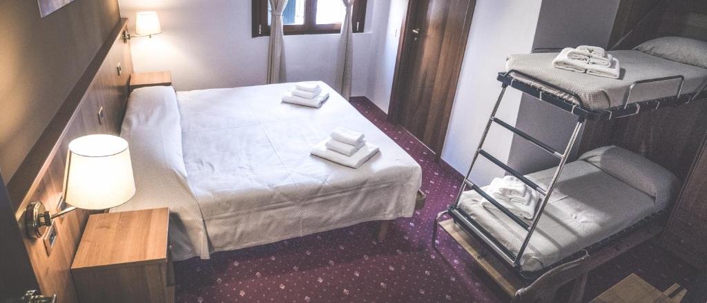 Villanova Hotel room 5
